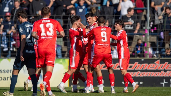 Niclas Stierlin (Hallescher FC), Berk Inaler (Hallescher FC), Burim Halili (Hallescher FC), Cyrill Akono (Hallescher FC) und Pierre Weber (Hallescher FC), jubeln nach Tor zum 0:1