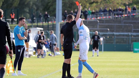 Platzverweis für Niclas Walther, Nr.4, Chemnitzer FC.