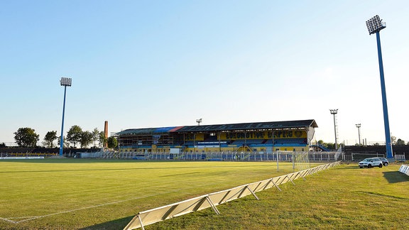 Blick ins Bruno-Plache-Stadion mit Flutlichtmasten und Haupttribüne.