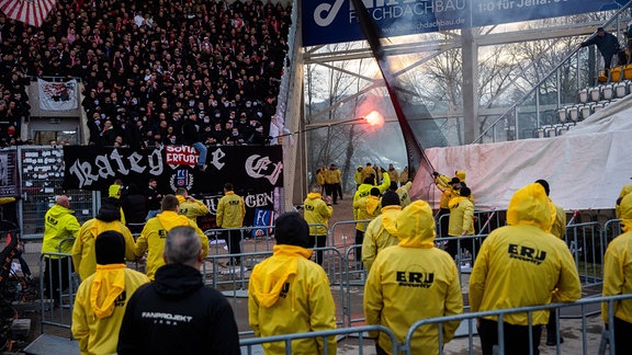 Eine Spielunterbrechung wegen Pyrotechnik.