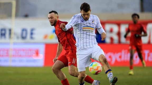 Fussball Regionalliga , FC Carl-Zeiss Jena gegen Rot Weiß Erfurt im Bild: Lukas Lämmel (Jena) gegen Artur Mergel (Erfurt) 