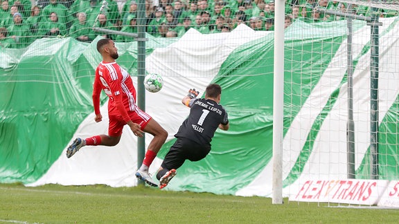 Cyrill Akono 9, Hallescher FC mit der ersten großen Chance gegen Torwart und Kapitän Benjamin Bellot 1, Chemie Leipzig. 