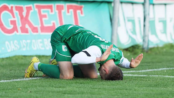 Manuel Wajer (4, Chemie) trifft zum 4:2 und jubelt.