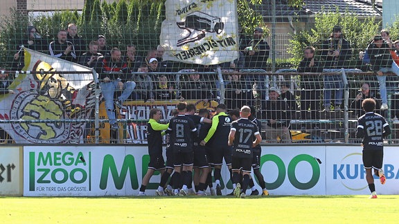 Plauen feiert vor seinem Fanblock die Führung zum 0:1