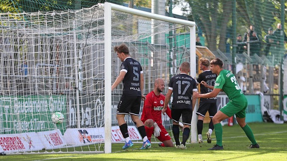 Der Ball ist im Tor, Torwart Jakob Pieles (12, VFC Plauen) geschlagen.