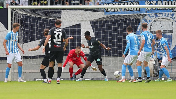 Tor für Erfurt, Romario Hajrulla (11, Erfurt) trifft zum 1:1 gegen Torhüter Clemens Boldt (33, Chemnitz) 