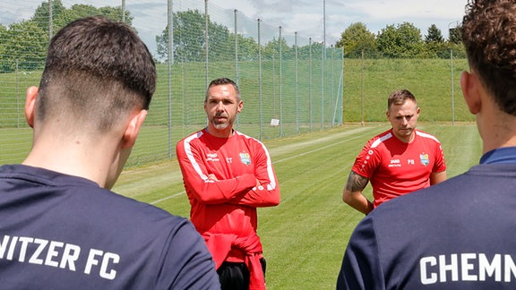 Cheftrainer Christian Tiffert begrüsst die Spieler zum ersten Training nach der Sommerpause. 