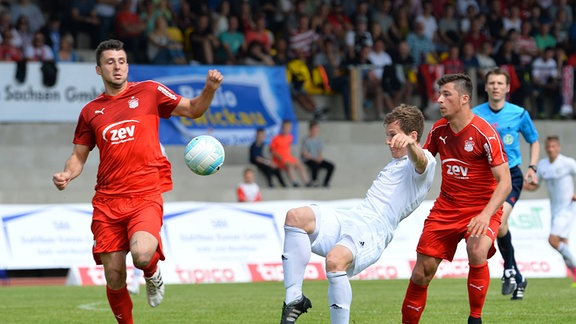 Lukas Kohler (SV Elversberg) Mitte, versucht an den Ball zu kommen, daneben Davy Frick (FSV Zwickau) li. und Michael Schlicht (FSV Zwickau) re.