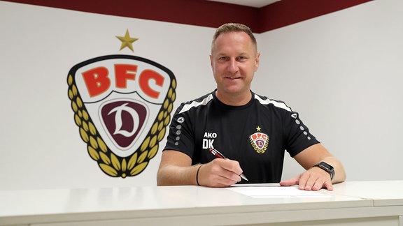 Portrait: Dennis Kutrieb, Trainer des BFC Dynamo, sitzt an einem Tisch