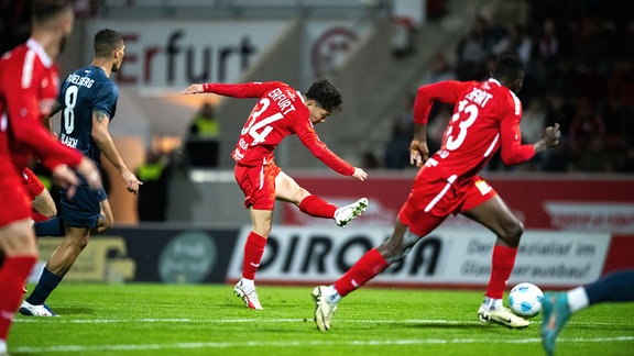 Hinata Gonda 34 (FC Rot-Weiss Erfurt) am Ball.