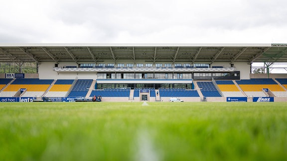 Ernst-Abbe-Sportfeld mit neuer Osttribüne beim FC Carl Zeiss Jena