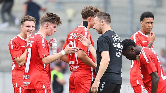 Robbie Felssberg, Lars Kleiner und Trainer Fabian Gerber (Erfurt) 