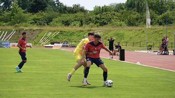 Moritz Kretzer vom FC Eilenburg im Zweikampf