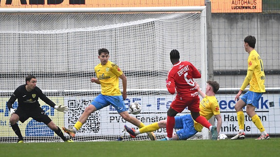 Erfurts Maxime Awoudja erzielt das Tor zum 1:1 gegen Luckenwaldes Torwart Kevin Tittel