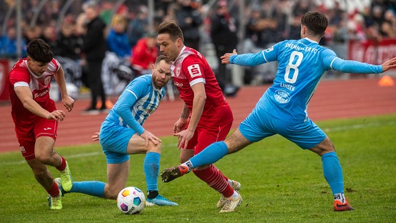 Elias Kratzer (Greifswalder FC, li.) und Guido Kocer (Greifswalder FC, 2.v.re.) gegen Tobias Müller (Chemnitzer FC, 2.v.li.) und Nils Lihsek (Chemnitzer FC, re.) 