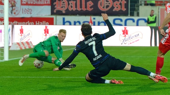 Ensar Aksakal BSC II, 7 bei seinem Tor zum 1:1 gegen Torwart Luca Bendel 8 HFC.