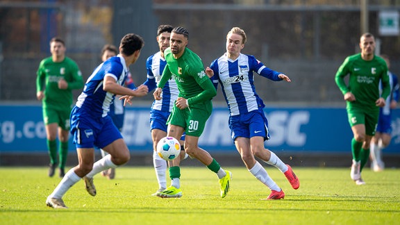 Eliyas Strasner (Hertha BSC II), Stanley Ratifo (Chemie Leipzig), Lukas Michelbrink (Hertha BSC II)