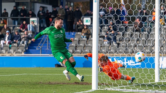 Janik Mäder (Chemie Leipzig) erzielt das Tor zum 1:1 gegen Torhüter Maximilian Mohwinkel (Hertha BSC II), 09.11. 2024