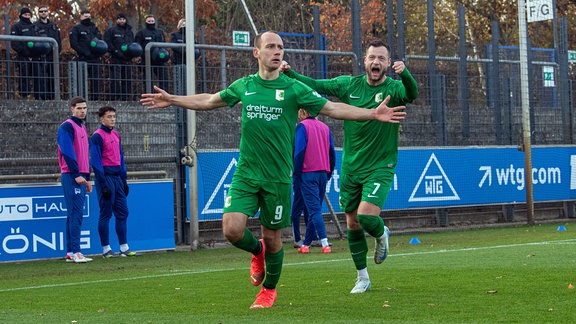 Timo Mauer und Janik Mäder jubeln nach Tor