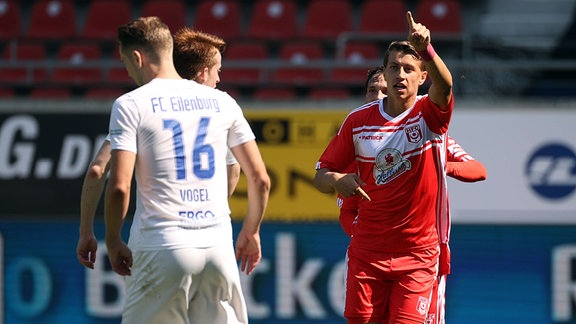 Freude über das Tor zum 1:0 bei Joe Richardson  (Hallescher FC)