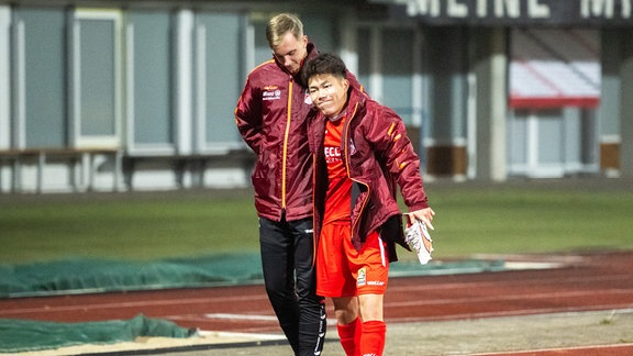 Hinata Gonda 34 (FC Rot-Weiß Erfurt) wird verletzt vom Platz geführt.