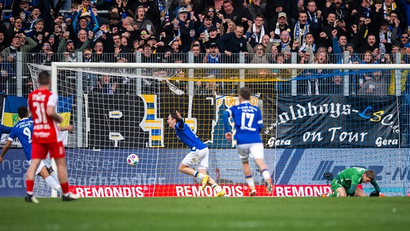 Elias Loeder 18 (FC Carl Zeiss Jena) jubelt nach dem 2:0-Treffer