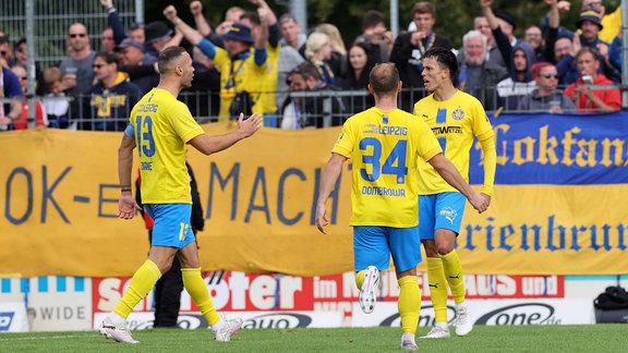 Pasqual Verkamp r. erzielt das 3:1 für Lok hier mit Djamal Ziane 13 und Tobias Dombrowa 34, alle Leipzig.