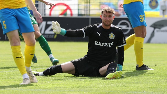 Torwart Niclas Mueller sitzt geschlagen am Boden, der Ball ging ins Tor. 