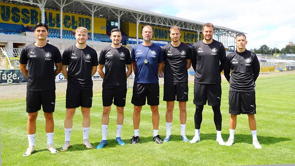 Im Bild v.l.: Adrian Kireski (Lok), Stefan Maderer (Lok), Alexander Siebeck (Lok), Trainer Jochen Seitz (Lok Leipzig), Laurin von Piechowski (Lok), Andreas Naumann (Lok), Pasqual Verkamp (Lok)