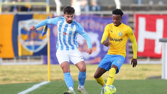 Zweikampfszene in Nähe einer Eckfahne im Spiel 1. FC Lokomotive Leipzig - Chemnitzer FC 1:1 (1:1), Im Bild v.l.: Nils Lishek (8, Chemnitz) und Ryan-Segon Adigo (11, Lok)