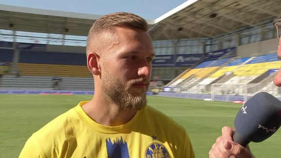 Lok-Leipzig Spieler im Interview im Stadion