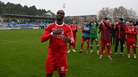 Maxime Awoudja (Erfurt) bei den Fans, Jubel nach dem Abpfiff