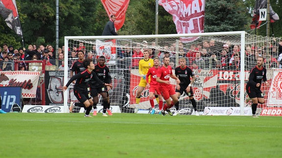 Eine Strafraumszene in einem Fußballspiel