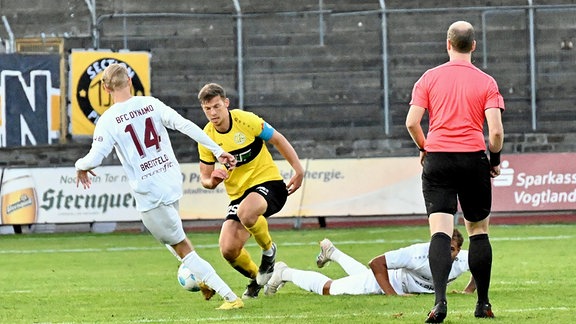 Spielszene VFC Plauen - BFC Dynamo - Tom Fischer mit Schwerstarbeit gegen Brettfeld