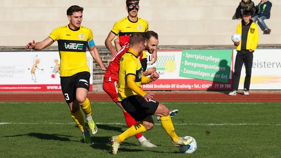 Fußball: Alexander Morosow vom VFC Plauen gegen Ömer Uzun vom FC Rot-Weiß Erfurt.