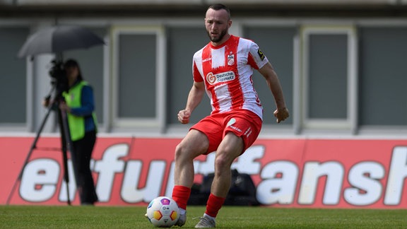 Artur Mergel (FC Rot Weiss Erfurt, Sturm, 31), zur Vorlage zum 2:0 fuer Erfurt. 