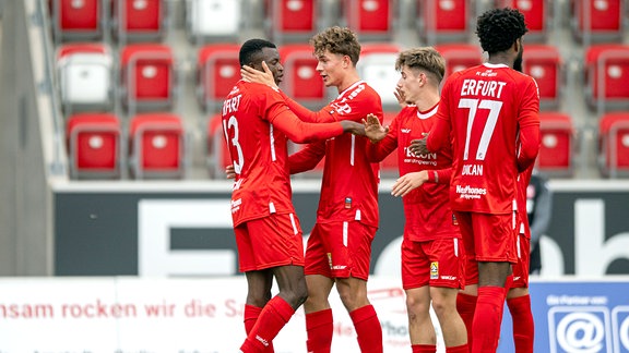 Obed Chidindu Ugondu 13 (FC Rot-Weiss Erfurt) jubelt nach dem Treffer zum 1:0.