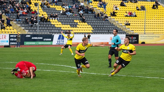 Jubel über das 1:0: zu sehen sind Johann Martynets (VFC Plauen, hinten), Torschütze Max Winter (VFC Plauen, 10) und Lucas Will (VFC Plauen, 18)