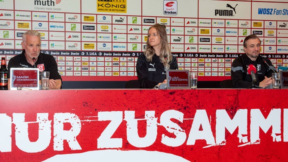  Trainervorstellung v.li.Trainer Mark Zimmermann, Pressesprecherin Lisa Schöppe  und Sportdirektor