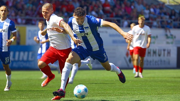 Marc-Philipp Zimmermann (Zwickau, links) im Zweikampf mit Agustin Rogel (Hertha) im Fußball-Testspiel FSV Zwickau gegen Hertha BSC