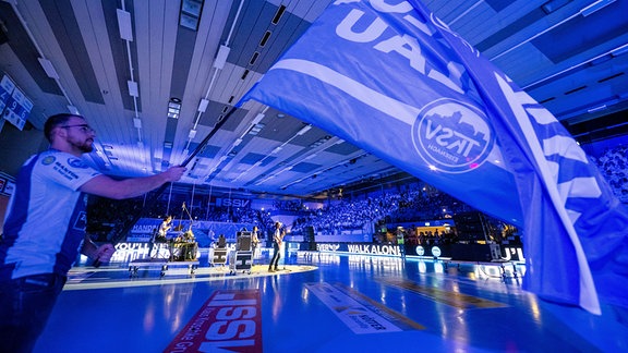 Eine Band spielt vor Spielbeginn in der Halle.