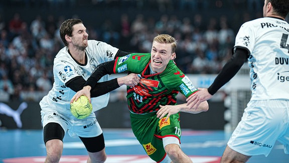 Hendrik Pekeler (THW Kiel, 61) und Gisli Kristjansson (SC Magdeburg, 10) im Zweikampf