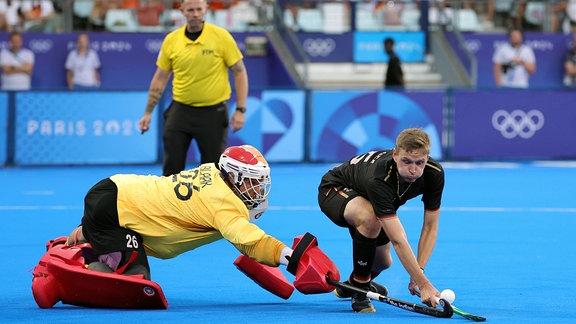 Torhüter Pirmin Blaak (l) aus den Niederlanden hält im Penaltyschießen gegen Deutschlands Hannes Müller.