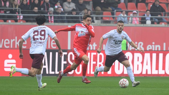 Henry-Jon Crosthwaite (BFC, 29), Niclas Stierlin (HFC, 13) und Rufat Dadashov (BFC, 9)