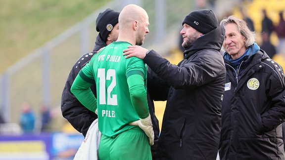 Im Bild von links - Torwart Jakob Pieles 12, Plauen und Trainer Karsten Oswald, VFC Plauen.