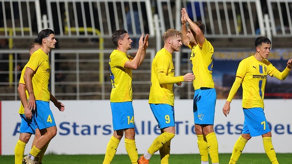 Torjubel nach dem 2:0, Torschütze Alexander Siebeck (14, Lok)