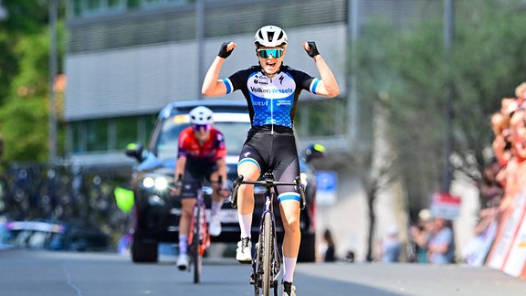 Margot VANPACHTENBEKE in Siegerinnenpose bei der 36. Internationale LOTTO Thüringen Ladies Tour 2024