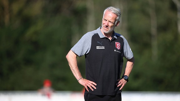 Portrait Mark Zimmermann Trainer (Hallescher FC) auf dem Platz