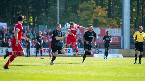 Zweikampf im Mittelfeld zwischen Guido Kocer (GFC, rot) und Dennis Lerche (RWE, li.)