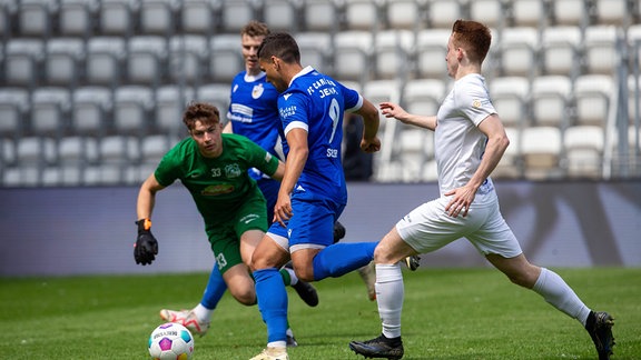 Cemal Sezer Jena jschießt das Tor zum 1:0 gegen Patrick Aguilar und Janne Kamenz Eilenburg